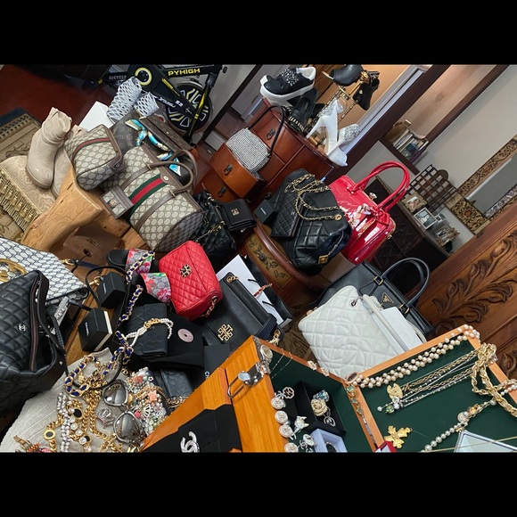 🌹CHANEL BROACH  🌹SEE PICS  🌹OPEN TO TRADE with reputable P♥️SH Seller - Picture 10 of 16